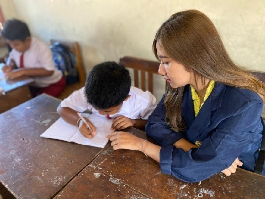 MAHASISWA KKN PPM UDAYANA KE-27 MELAKUKAN KEGIATAN MENGAJAR BAHASA INGGRIS DI SEKOLAH DASAR NEGERI 2 KABA-KABA