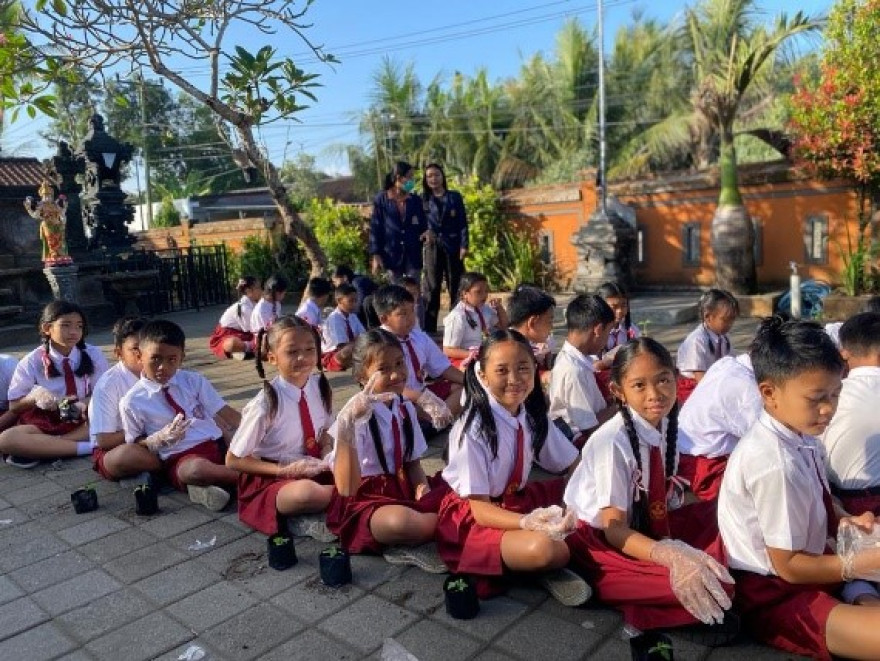 MAHASISWA KKN PPM UDAYANA KE-27 MELAKUKAN SOSIALISASI BUDIDAYA TANAMAN BUAH DALAM POT (TABULAMPOT) BAGI SISWA-SISWI SEKOLAH DASAR NEGERI 2 KABA-KABA