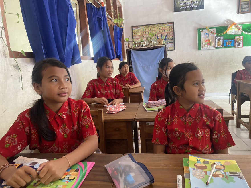 MAHASISWA KKN PPM UDAYANA KE-27 MELAKUKAN KEGIATAN MENGAJAR BAHASA INGGRIS DI SEKOLAH DASAR NEGERI 4 KABA-KABA