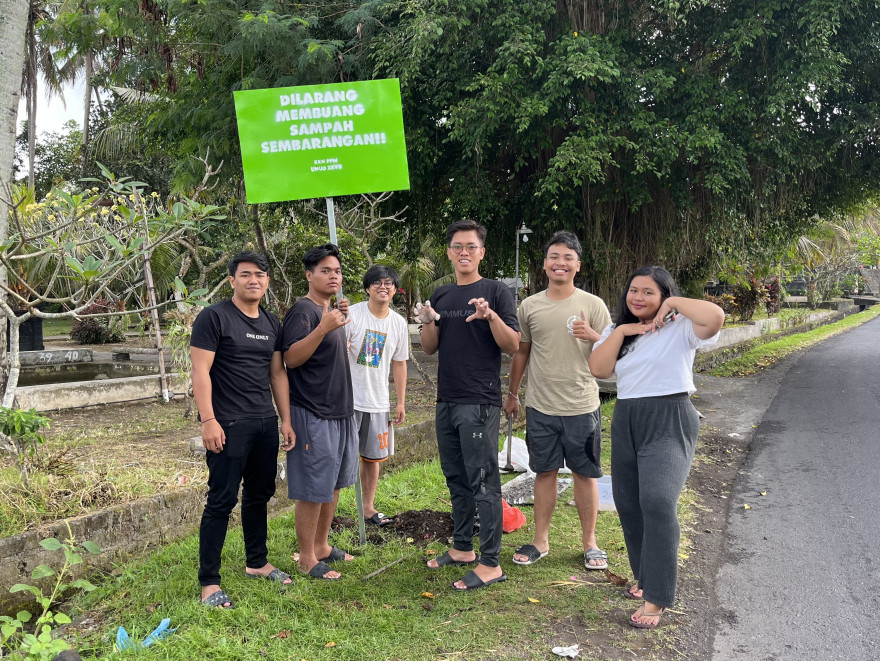MAHASISWA KKN PPM UDAYANA KE-27 MELAKUKAN PEMASANGAN PLANG DILARANG MEMBUANG SAMPAH SEMBARANGAN DI WILAYAH DESA KABA-KABA