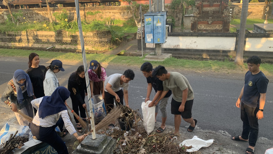 MEMBANGUN KEBERSIHAN DAN KESEHATAN MASYARAKAT MELALUI SANITASI DI DESA KABA-KABA OLEH MAHASISWA KKN PPM UDAYANA XXVII