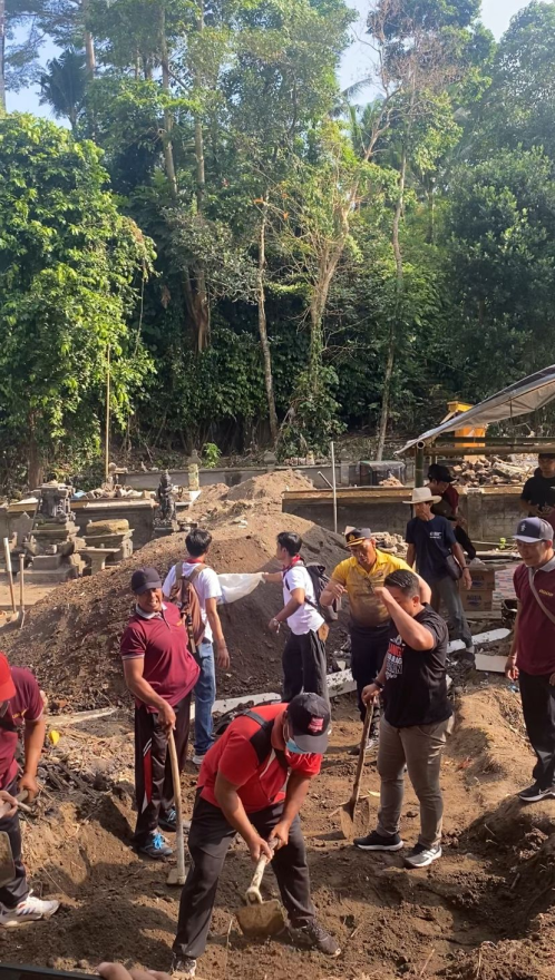 MAHASISWA KAT UNIVERSITAS NGURAH RAI IKUT BERPARTISIPASI DALAM KEGIATAN GOTONG ROYONG PEMBERSIHAN PURA TENGULI BANJAR DANGIN UMA YANG TERDAMPAK BANJIR