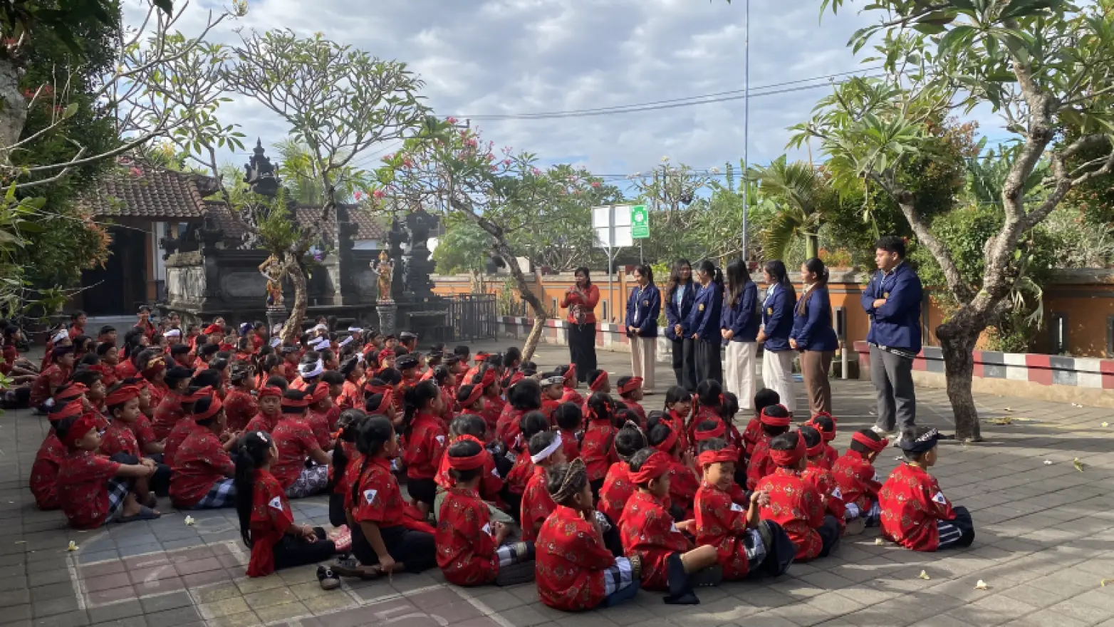 Membangun Kebiasaan Hidup Bersih dan Sehat Sejak Dini melalui Program PHBS KKN XXXIII Universitas Udayana
