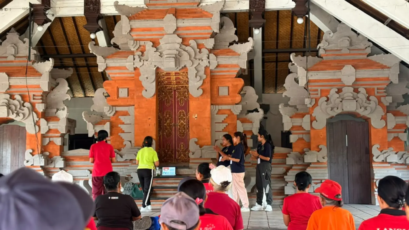Meningkatkan Kepedulian terhadap Kesehatan Lansia melalui Kegiatan Senam Bersama KKN Universitas Udayana ke XXXIII